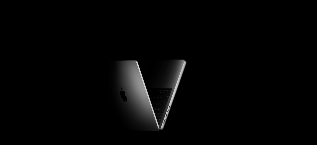 MacBook Pro posicionada en forma de V, en alusión a la familia de chips M5