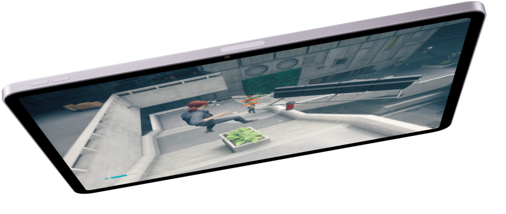 iPad Air en posición horizontal que muestra un videojuego, con otros dos modelos de iPad Air debajo