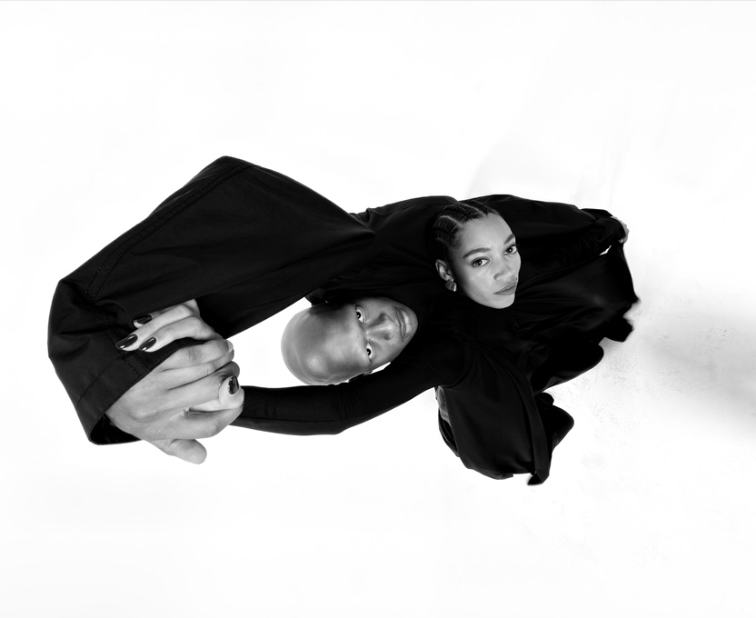 Crno-bijela širokokutna fotografija dvije osobe demonstrira mogućnosti širokokutne kamere na iPhoneu 17 Pro