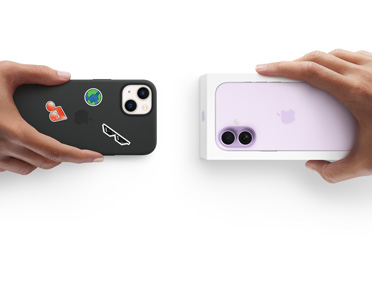 Naast elkaar: een hand die iPhone 13 in een siliconenhoesje met stickers op de achterkant vasthoudt en een hand die een nieuwe iPhone 17 in de verpakking vasthoudt als voorstelling van inruilen