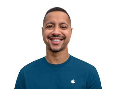 أحد مختصي Apple يبتسم ويتصرف بأسلوب ودود