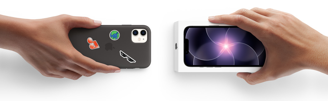 يدان جنباً إلى جنب، يد تحمل iPhone 11 في حافظة من السيليكون مع ملصقات على الجانب الخلفي الخارجي، للاستبدال مع يد تحمل علبة iPhone 17e الجديد