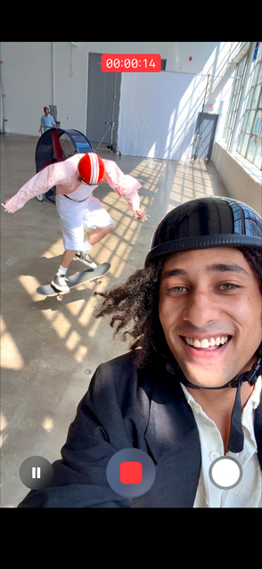 iPhone Air mostrato di fronte, con la funzione Video ultrastabilizzato in uso, che registra un action video