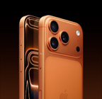 iPhone 17 Pro arancione cosmico mostrato in prospettiva posteriore, con sistema di fotocamere Pro Fusion sul pannello in rilievo nella parte superiore, tasto del Controllo fotocamera; mostrato di fronte e di lato, con design all-screen, tasto Azione, tasti del volume