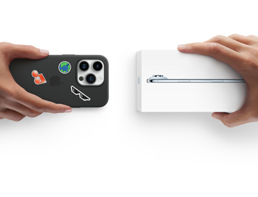 Due mani che si scambiano un iPhone 13 usato con custodia in silicone coperta di adesivi sul retro, e un iPhone 17 nuovo ancora nella confezione