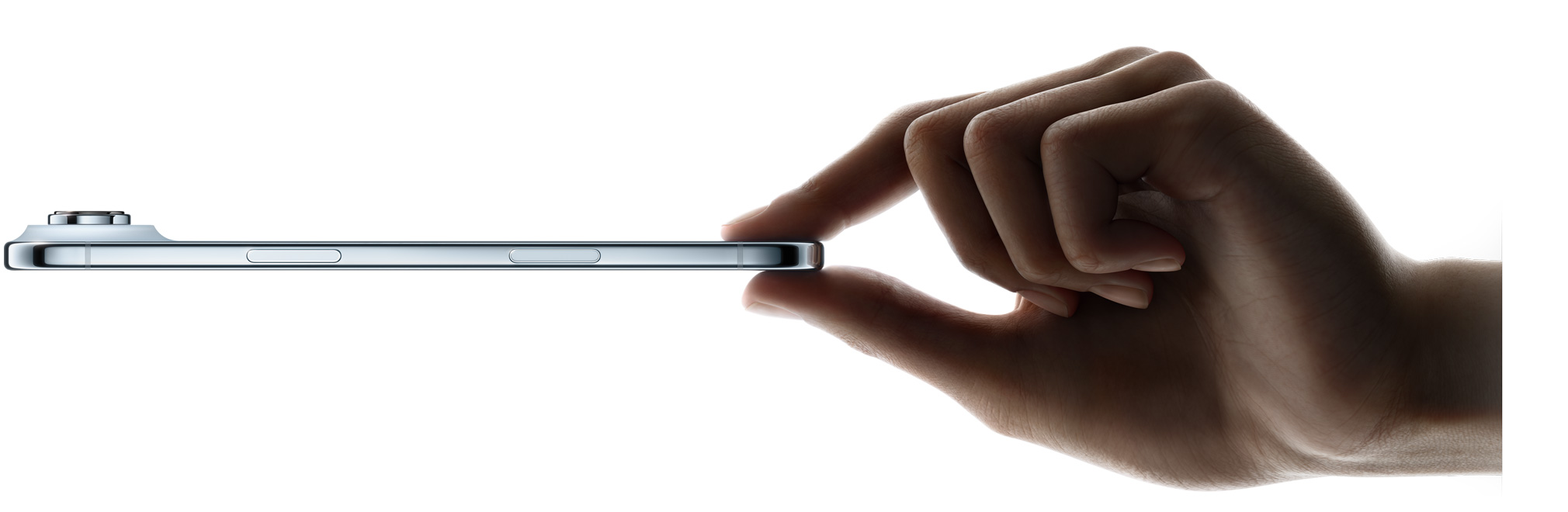 Una mano che tiene fra pollice e indice un iPhone Air celeste mostrato di lato, profilo sottile, sistema con fotocamera Fusion; tasti: tasto laterale, tasto del Controllo fotocamera