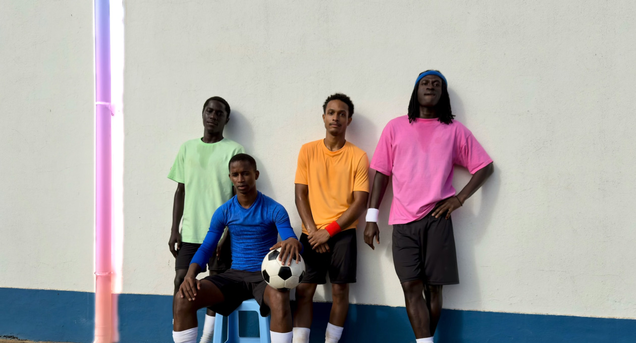 Das Bereinigen Tool entfernt ein Abflussrohr aus einem Foto von Fußballspielern, die vor einer Wand posieren