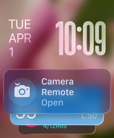 Le widget Télécommande de l’appareil photo apparaît en bas de l’écran, l’heure en chiffres translucides en haut à droite, la date en haut à gauche