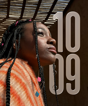 畫面展示照片錶面，左側為人物照片，而右側堆疊的半透明時間數字，則巧妙地隱藏在人物主體後方