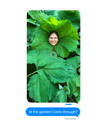 Pantalla con la foto de una persona posando con una planta de hojas enormes que se está enviando por Mensajes y un indicador que muestra el progreso del envío, mensaje enviado debajo de la imagen, el texto dice: Estoy en el jardín. ¿Te llegó?