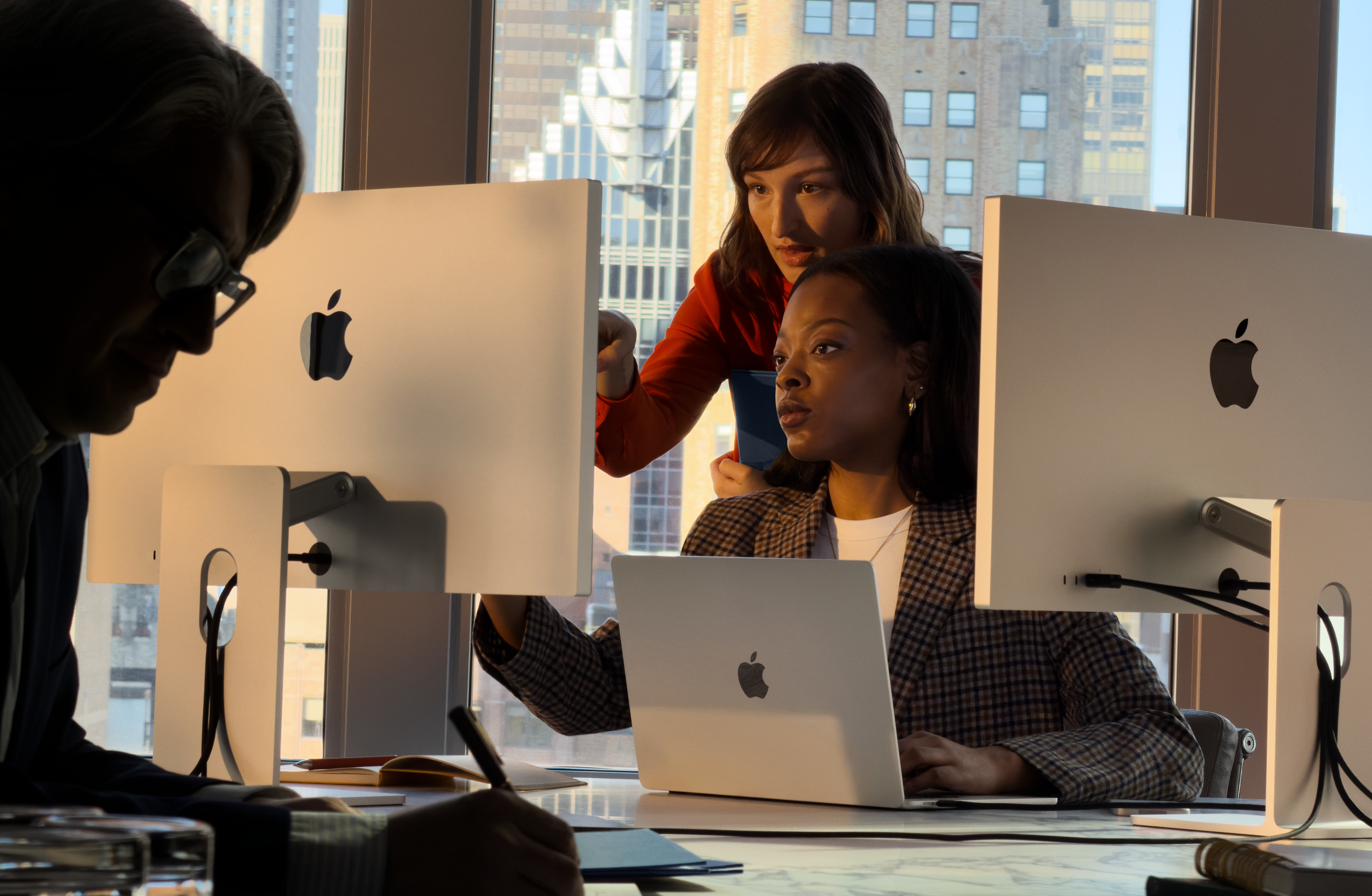 Люди використовують Mac на роботі