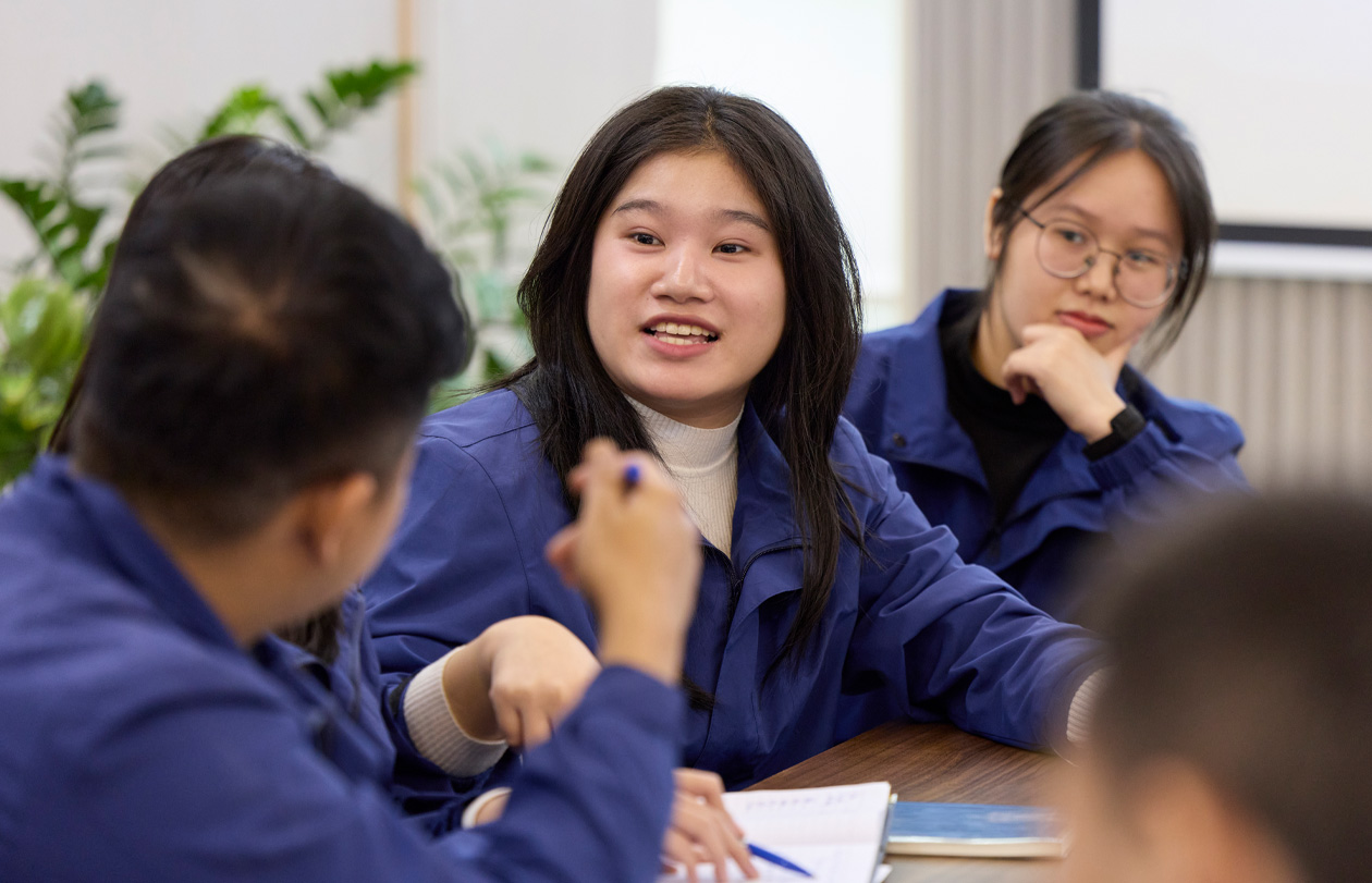 Dipendenti in un’aula che collaborano e condividono l’apprendimento