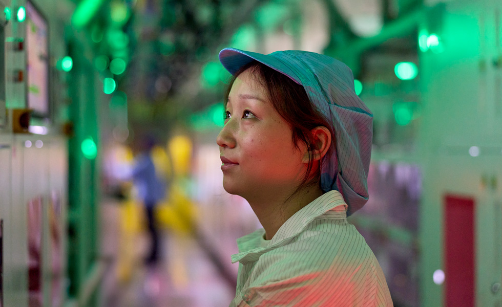 Dipendente in uniforme in uno stabilimento di fabbricazione di componenti