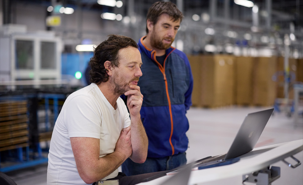 Due persone che condividono un portatile per imparare o lavorare insieme