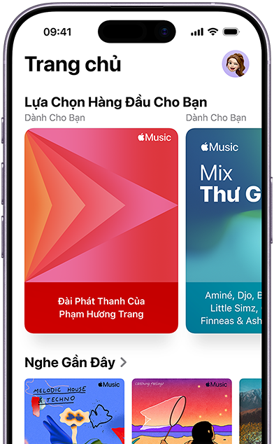 Màn hình tab Trang Chủ của Apple Music trên iPhone, vòng xoay Lựa Chọn Hàng Đầu Dành Cho Bạn hiển thị các đài phát và playlist được cá nhân hóa của Jenny Court