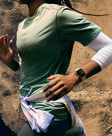 Workout Buddy gửi tin nhắn cho một người chạy bộ đang theo dõi bài tập bằng Apple Watch SE 3